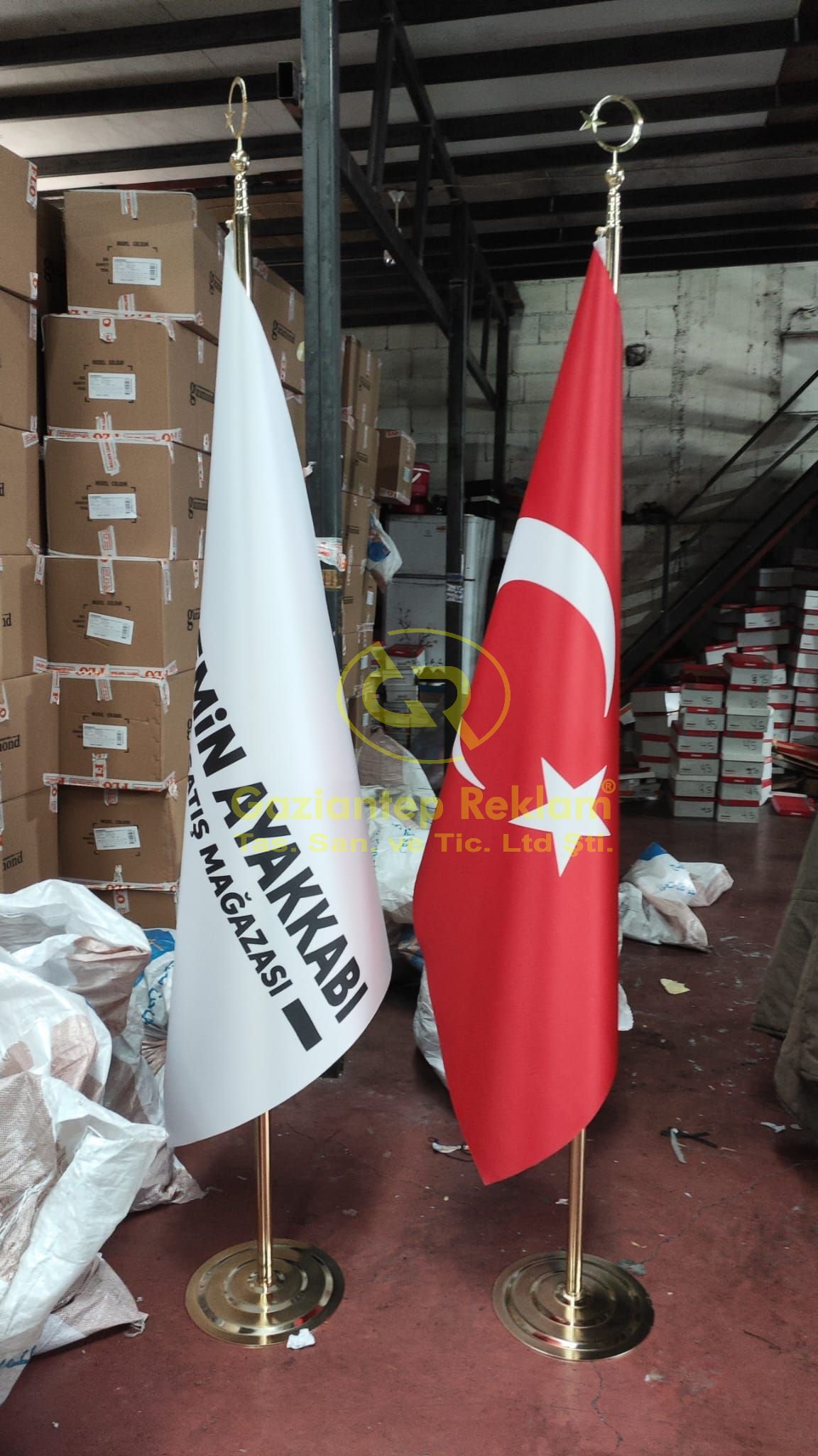 Ayakkabı Mağazası İç Mekan Pirinç Direkli Bayrak Seti