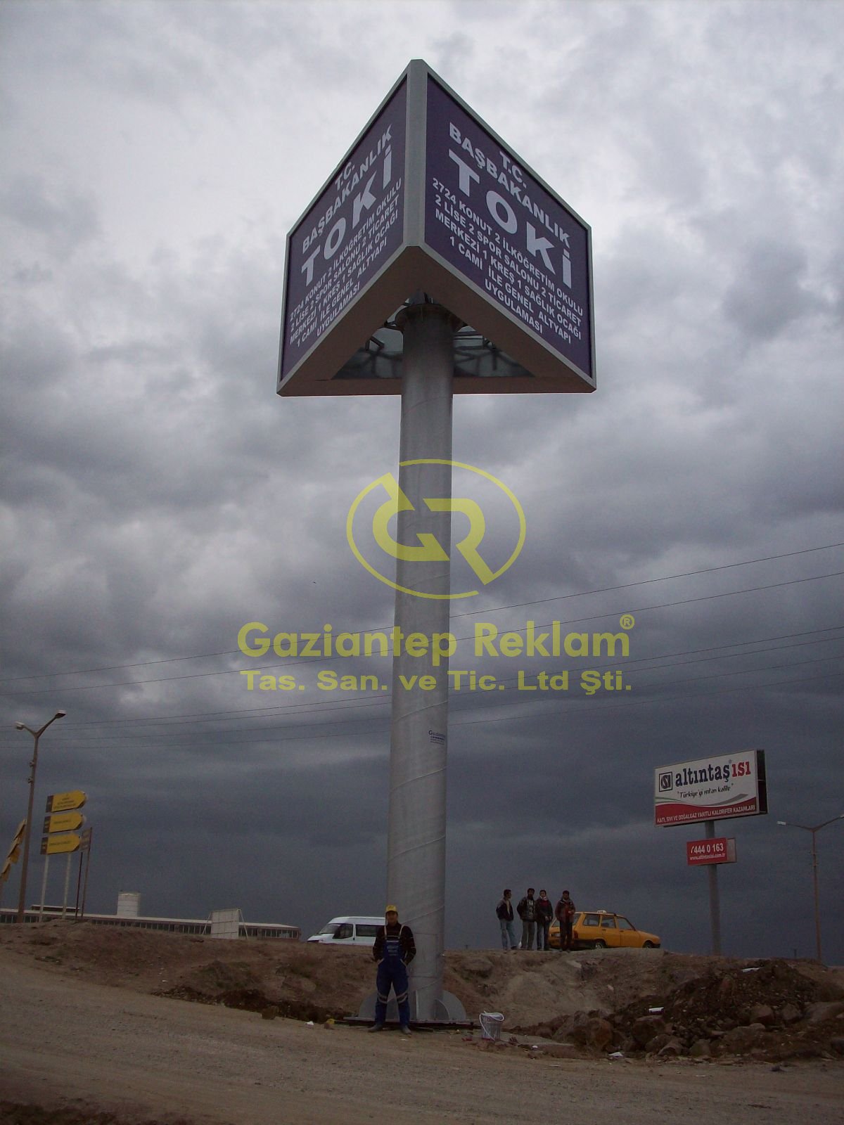 Dev Işıklı Yüksek Ayaklı Kurumsal Totem Tabela