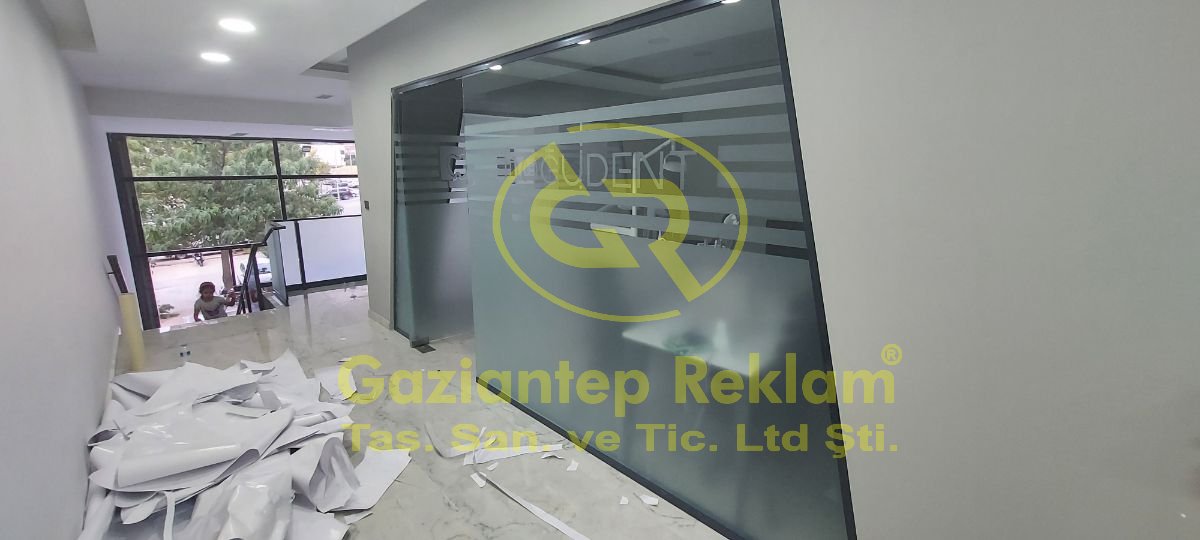 ELCUDENT Kliniği Cam Bölme Buzlu Folyo Uygulaması