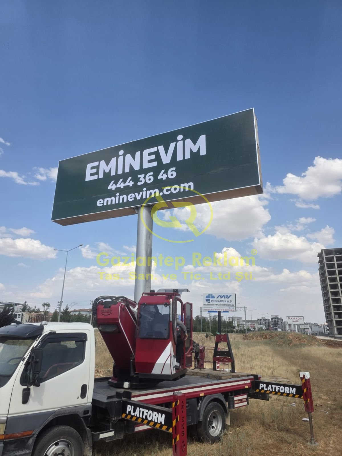Eminevim Kurumsal Totem Tabela Uygulaması: Yüksek Görünürlük Çözümleri