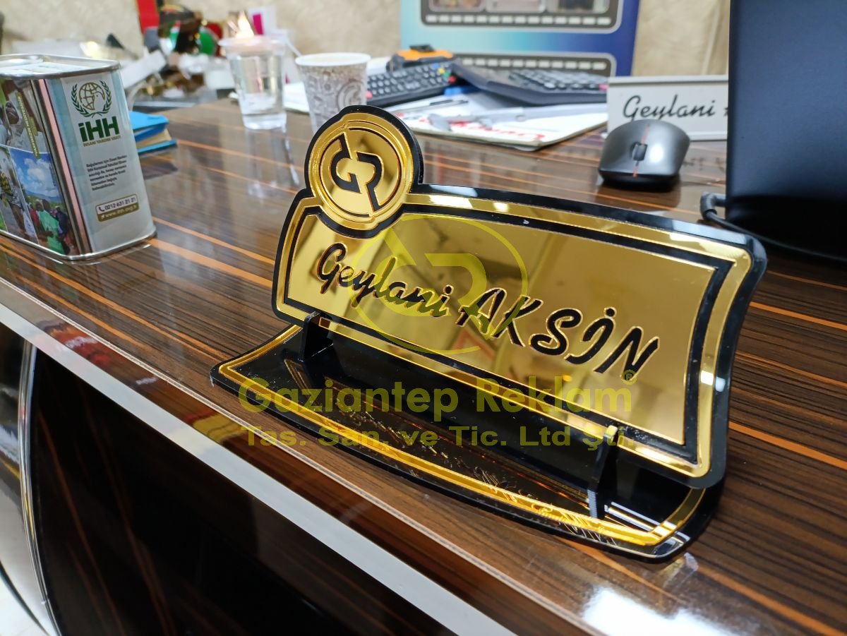 Geylani Aksin Lazer Kazıma Aynalı Pleksi Masa İsimliği