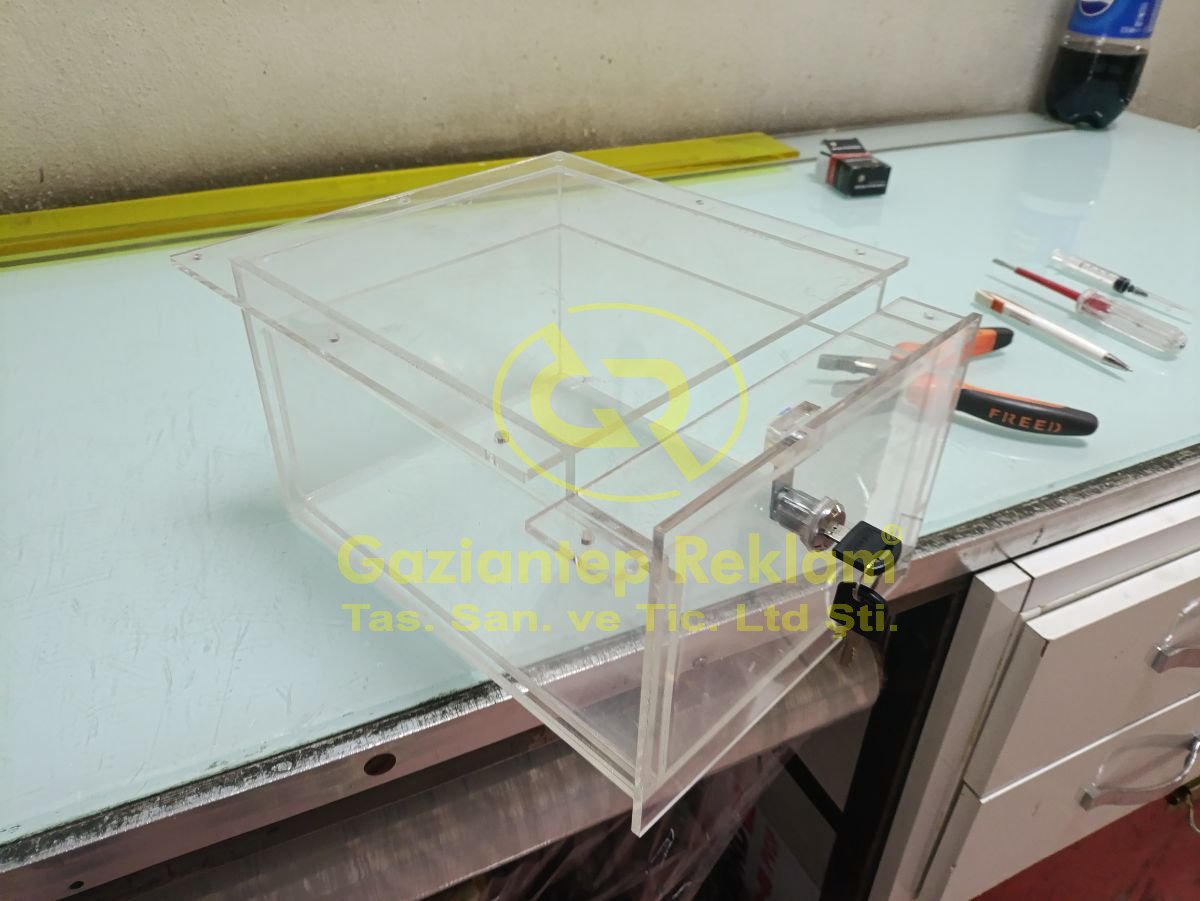 Kilitli Şeffaf Pleksi Sandık İmalatı