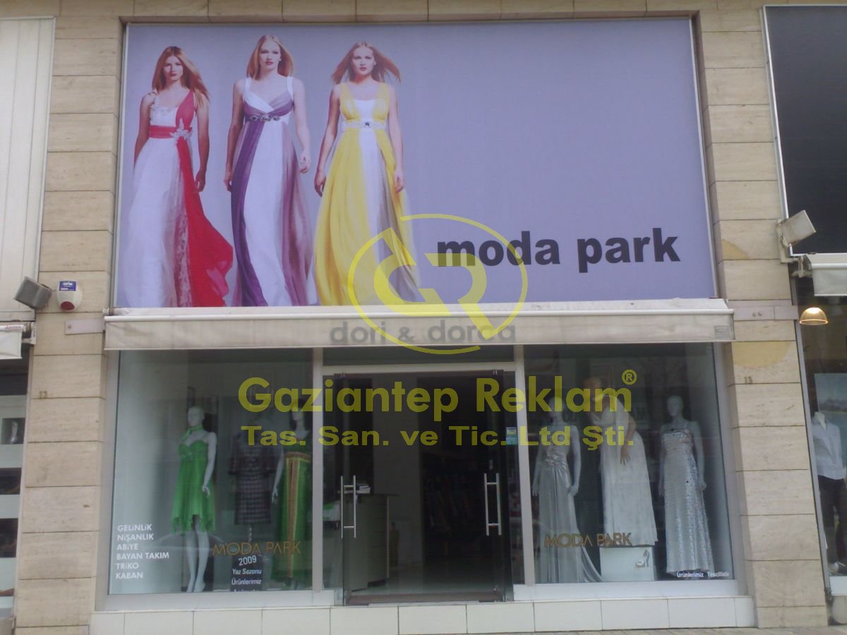 Moda Park Mağazası Dıştan Aydınlatmalı Vinil Germe Tabela