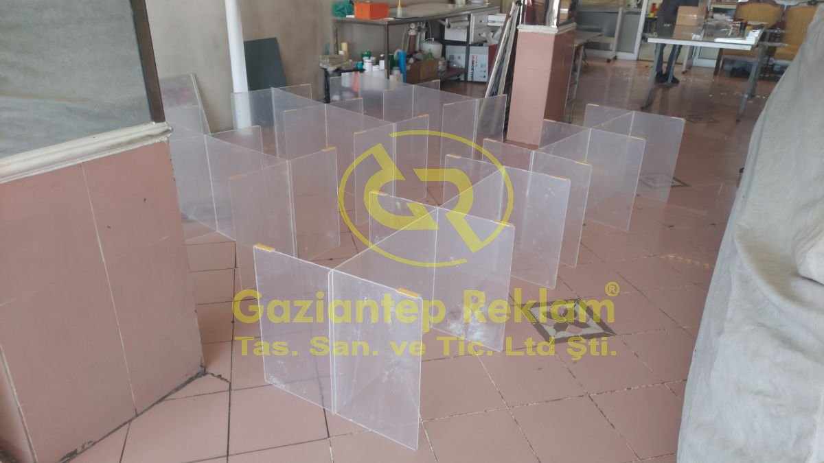 Modüler Şeffaf Akrilik Pleksi Masa Bölme Çözümleri