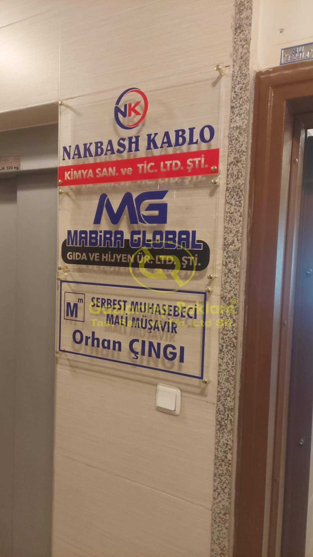 Nakbash Kablo ve Mabira Global Şeffaf Pleksi Ofis Tabelası