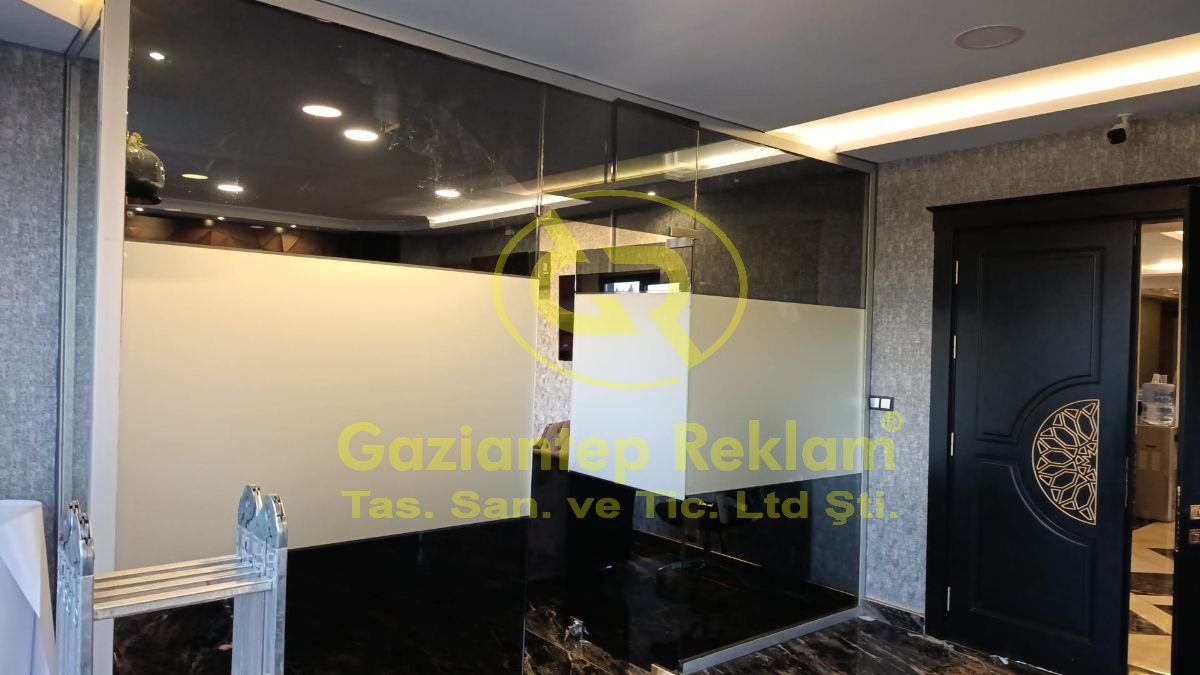Ofis Bölme Sistemleri İçin Profesyonel Cam Kumlama Folyosu Uygulaması
