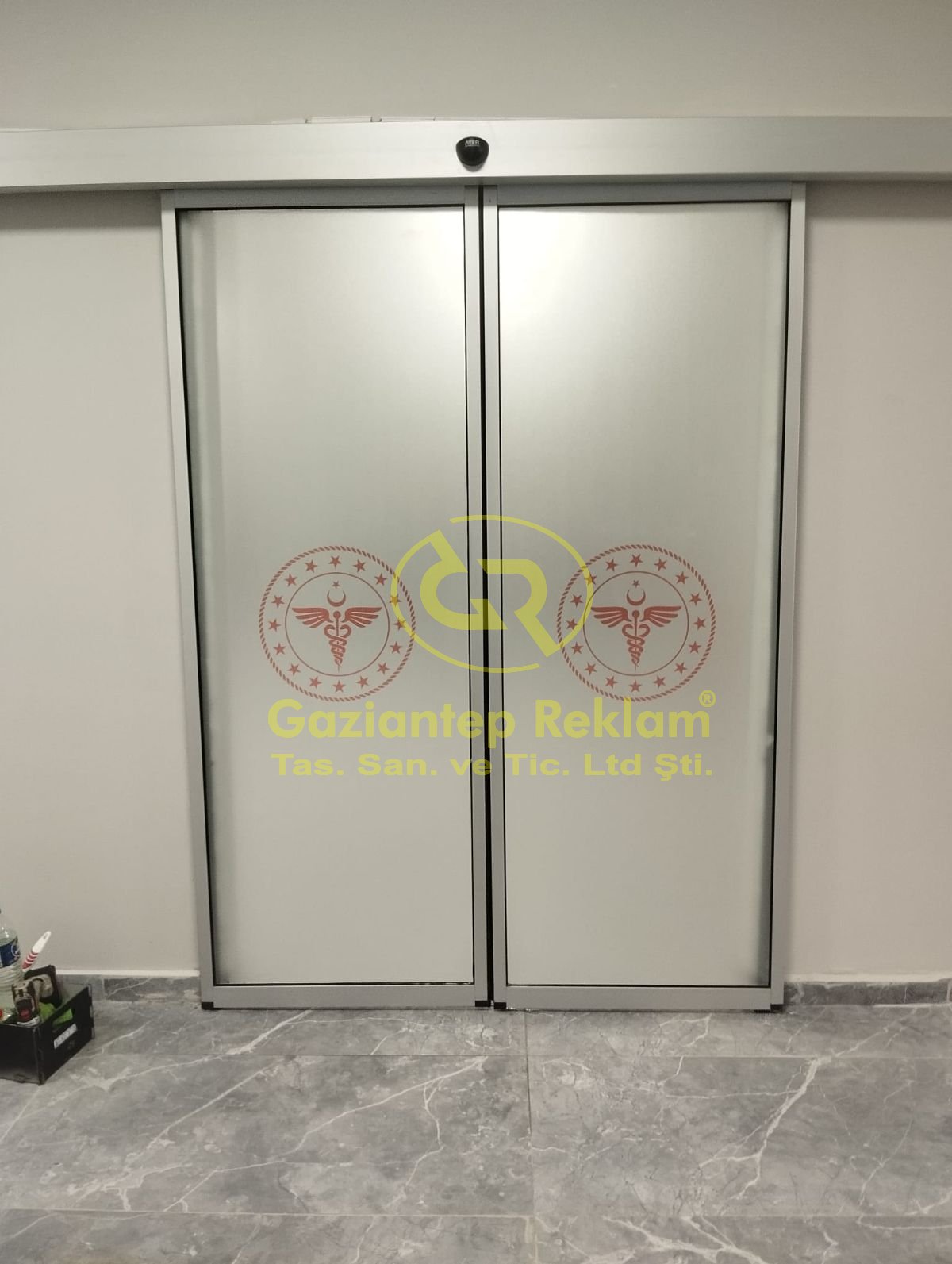 Otomatik Kapı Kumlama Folyo ve Logo Uygulaması