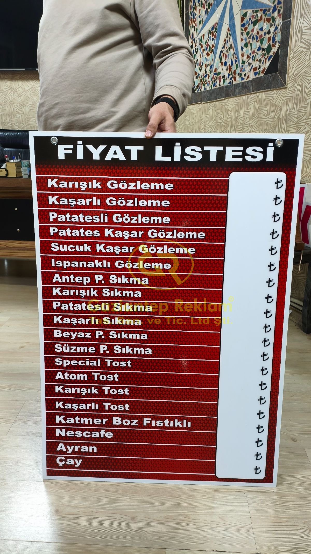 Pleksi Zemine Uygulanmış Değiştirilebilir Fiyat Listesi Panosu