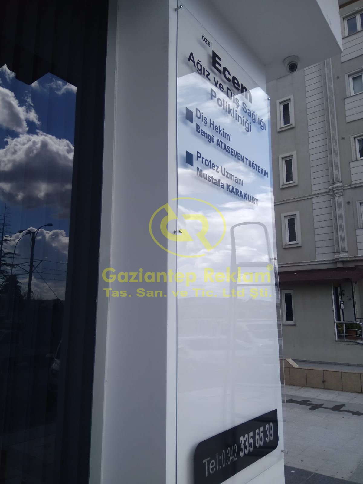 Şeffaf Pleksi  Bina Girişi Yönlendirme Panosu