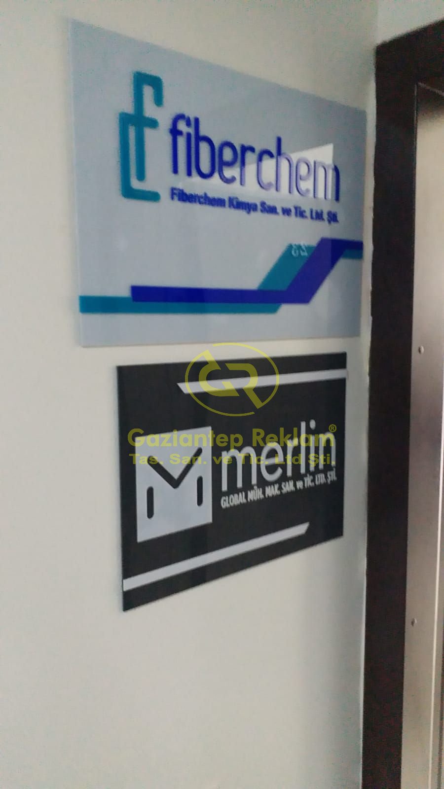 Şeffaf ve Siyah Akrilik  Büro Levhaları