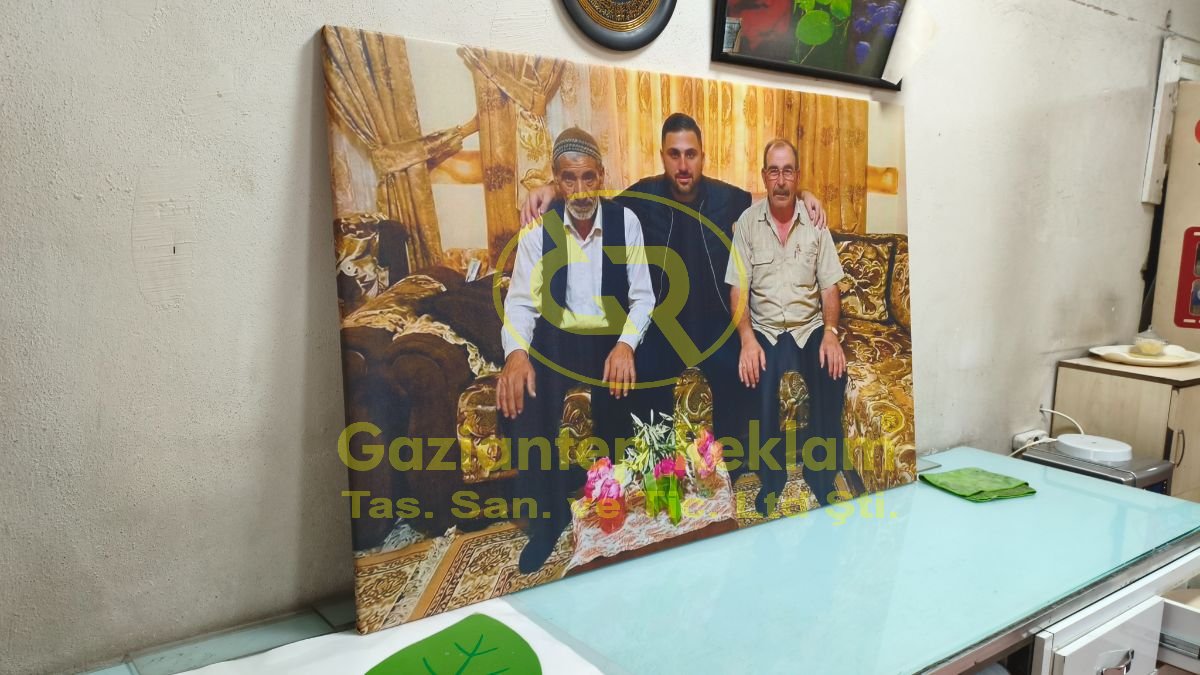 Yapay zeka destekli birleştirilmiş fotoğraflarla yapılan Foto Kanvas Baskı