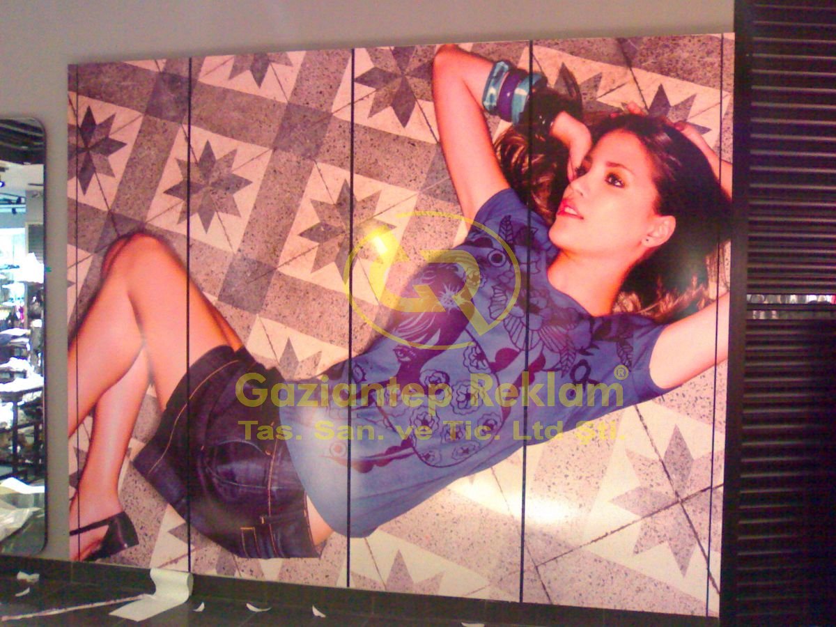 Yüksek Çözünürlüklü Mağaza İçi Sticker Uygulaması