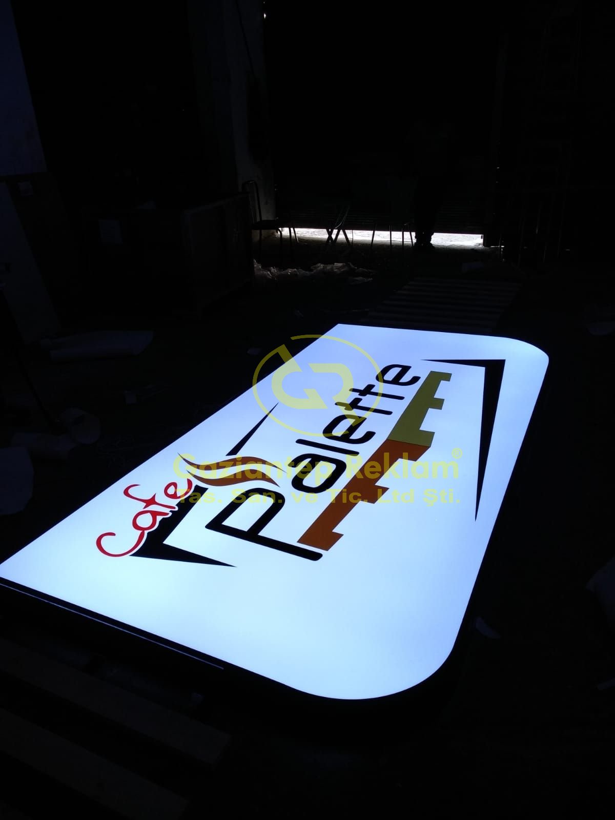 Yüksek Parlaklıkta Pleksi Işıklı Kasa Tabela